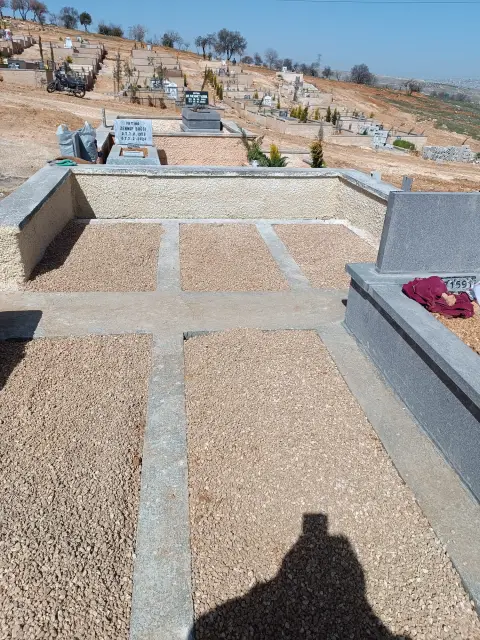 Betonarme kabir imalatı ve zemin hazırlığı — Antep Mezarcı