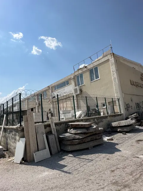 Atölyede işlenmeyi bekleyen mermer ve granit plakalar — Antep Mezarcı