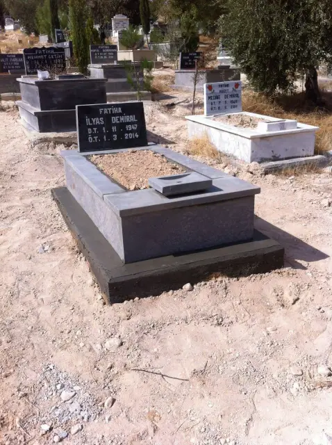 Gaziantep’te uygulanan koyu granit mezar — Antep Mezarcı