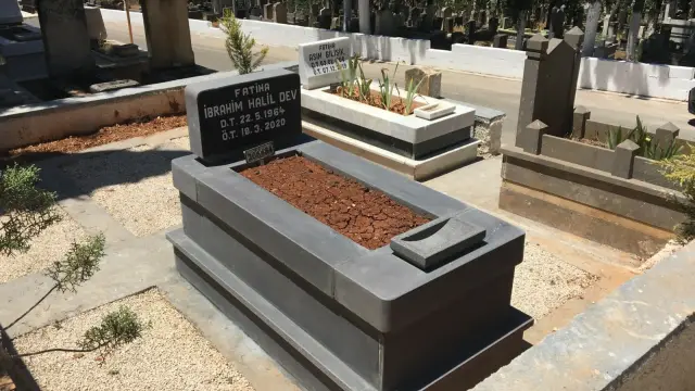 Siyah granit mezar taşı ve yazı uygulaması — Antep Mezarcı