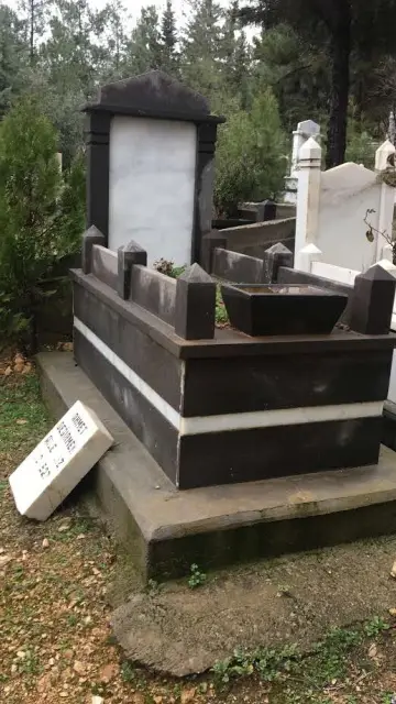 Gaziantep’te uygulanan koyu granit mezar — Antep Mezarcı