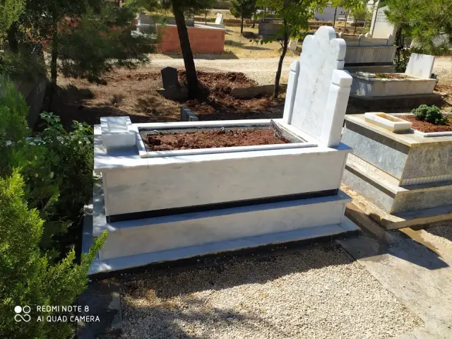 Kademeli beyaz mermer mezar modeli — Antep Mezarcı