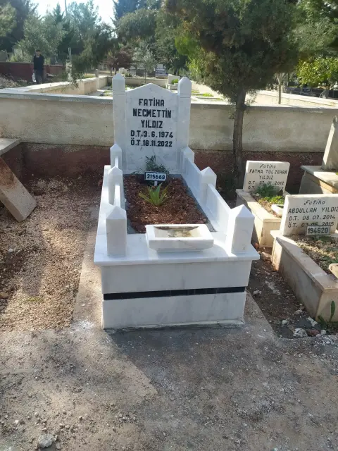 Beyaz mermer mezar ve mermer baş taşı — Antep Mezarcı
