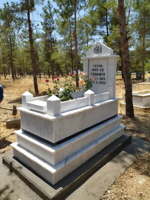 Kademeli beyaz mermer mezar modeli — Antep Mezarcı
