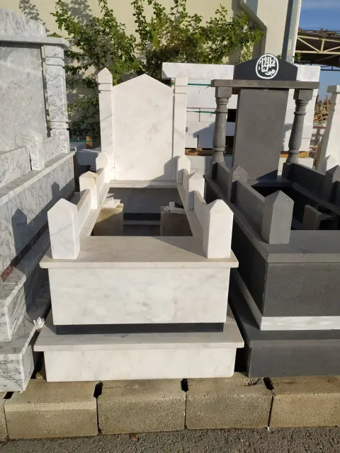 Baş taşı yazısı hazırlanmış beyaz mermer mezar — Antep Mezarcı