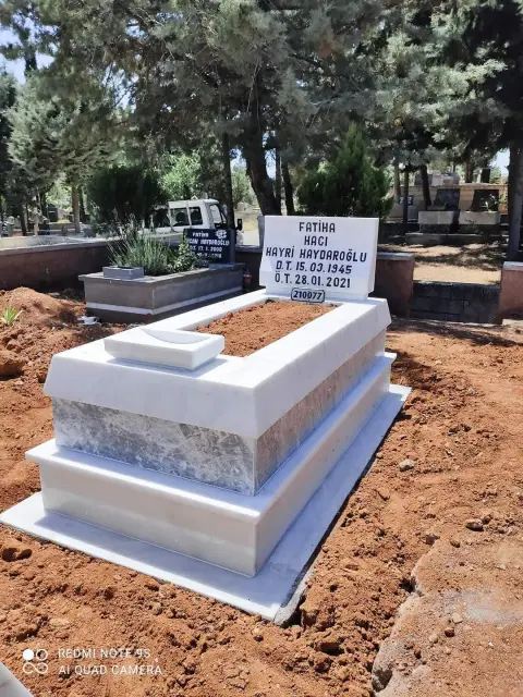 Çift kişilik beyaz mermer mezar uygulaması — Antep Mezarcı